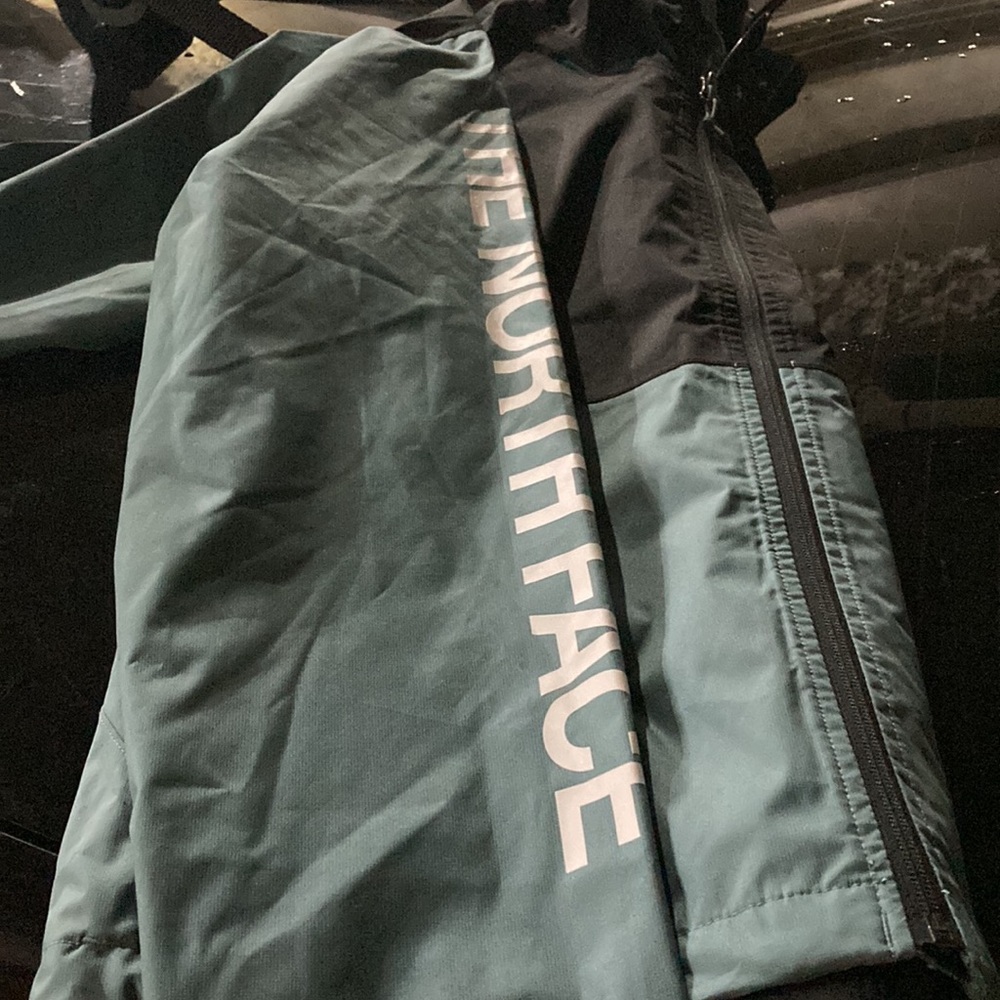 North face - Picture 3 of 4